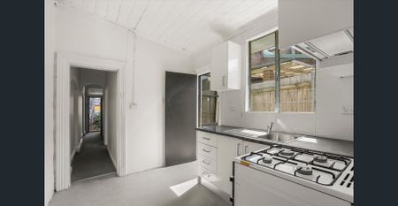 Charming One Bedroom Terrace in Prime Alexandria Location - Photo 3