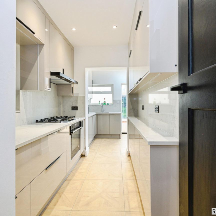 Detached in Colston Avenue , Carshalton, SM5 2NU - Photo 1