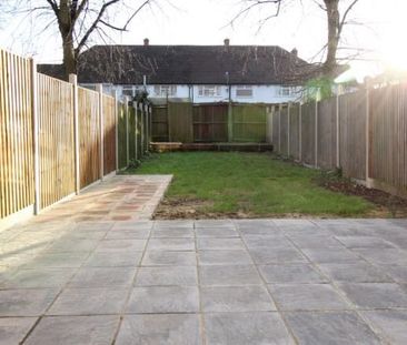 Room in a Shared House, Mulberry Way, IG6 - Photo 2