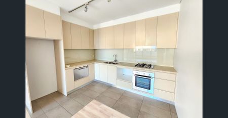 MODERN SPLIT-LEVEL 1-BEDROOM APARTMENT IN THE HEART OF MAROUBRA JUNCTION - Photo 4