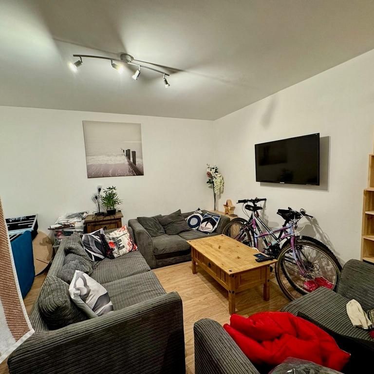 1 bedroom in a house share to rent - Photo 1