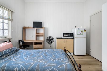 Generous Large Furnished Room with Own Private Bathroom | Rent includes Electricity, WiFi & Water - Photo 3