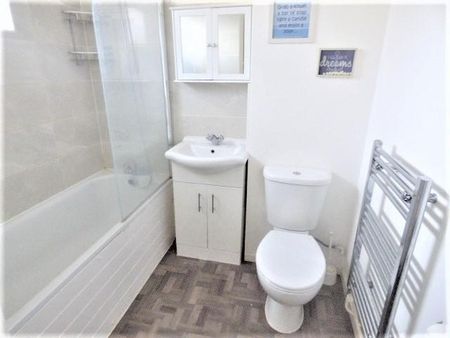 3 bedroom flat to rent - Photo 5