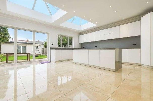 Widecombe Gardens, Ilford, IG4 - Photo 1