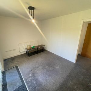 3 bedroom ground floor flat to rent - Photo 2