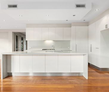 4 Bedroom Family Home with All Year Al-fresco Area! - Photo 2