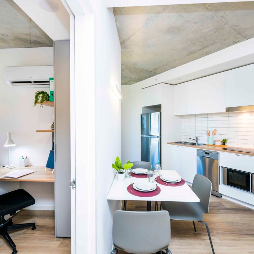 4 Bedroom Shared Bathroom, Double Bed - Photo 1