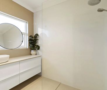 Furnished, Two Bedroom Unit in Highly Sought After Location - 6 months - Photo 4