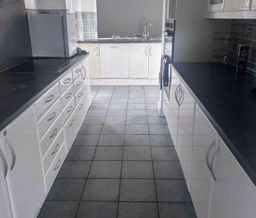 5 bedroom semi-detached house to rent - Photo 2