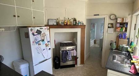 NICE AND TIDY 4x bedroom flat in a great location. - Photo 5