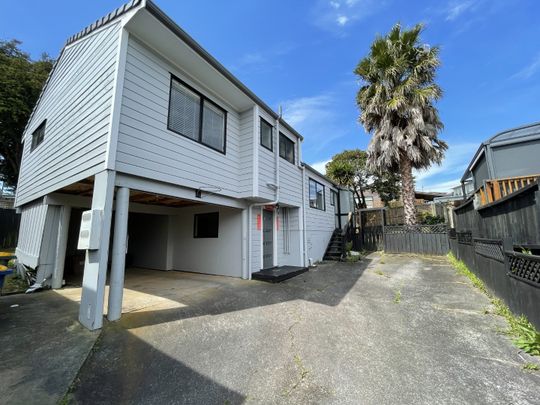 3 Bedrooms, Forrest Hill - Photo 1