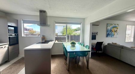 FULLY FURNISHED IMMACULATE FAMILY HOME - Photo 3