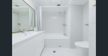 Two-bedroom inner-city apartment in prime lifestyle location - Photo 4