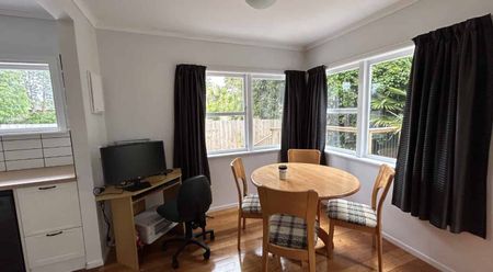 Beautifully refurbished 3 bedroom on Awaroa - Photo 4