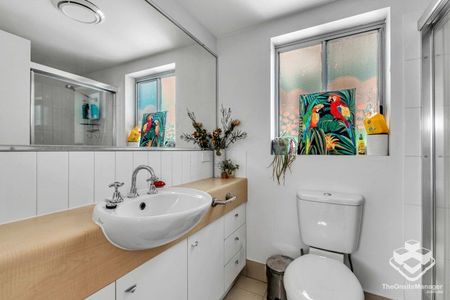 Spacious 2-Bedroom, 2-Bathroom Unit in Prime Toowong Location - Photo 2