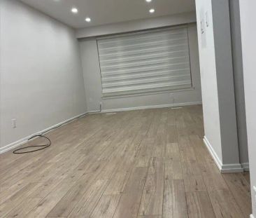 1867 Sandgate Crescent #Upper - Photo 2