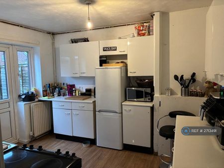 3 bedroom semi-detached house to rent - Photo 5