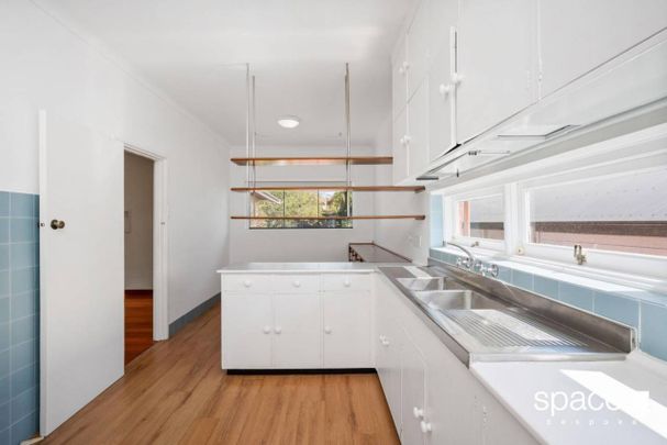 Unfurnished art deco home in lovely location - Photo 1