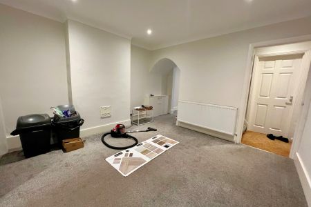 Royal Oak Road, Woking, Surrey, GU21 - Photo 2