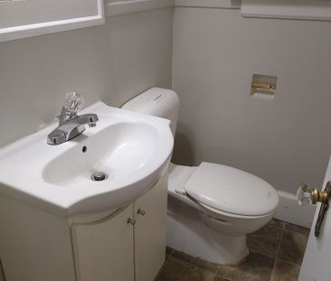 1326 ATHOL 2 BEDROOMS - Photo 4