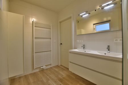 Instapklaar gelijkvloers appartement met koer en garage vrijstaande. - Foto 5