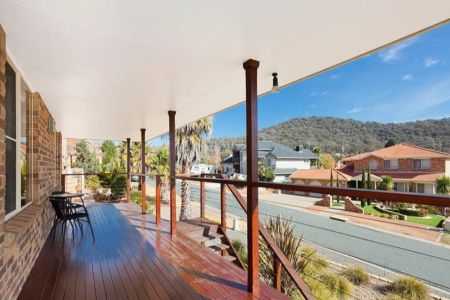 Beautifully Appointed Home in a Peaceful Cul de Sac, Perfect for Families and Entertainers - Photo 3