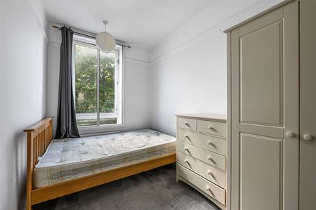 A spacious three bedroom apartment only a short walk from Lambeth North and Waterloo station. - Photo 3