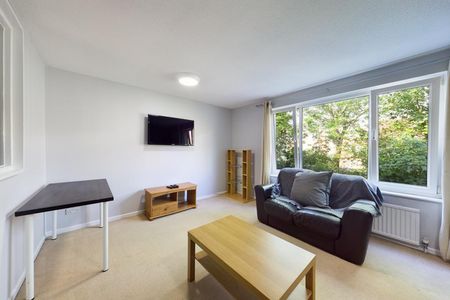 5 bedroom House To Let - Photo 3