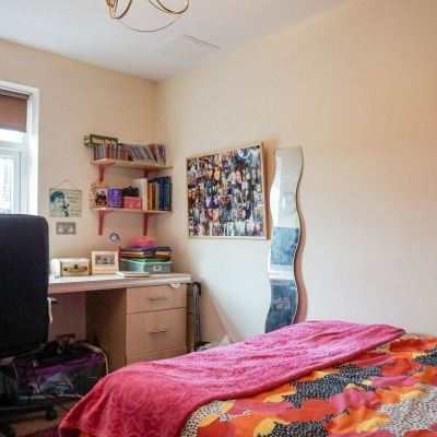 2 Bedrooms Broomfield Crescent - Photo 1