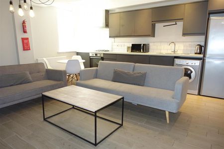 4 bedroom Flat To Let - Photo 3