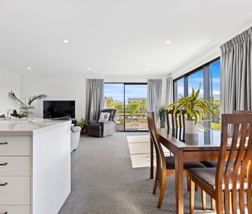 Modern Comfort in Ravenswood - Photo 2