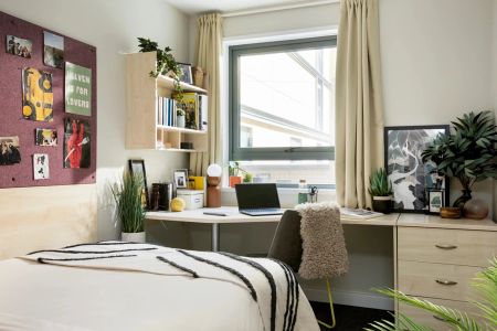 Large High Double Ensuite - Photo 4