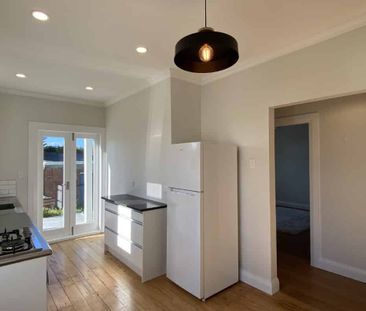 BEAUTIFULLY PRESENTED 2X BEDROOM APT: - Photo 1