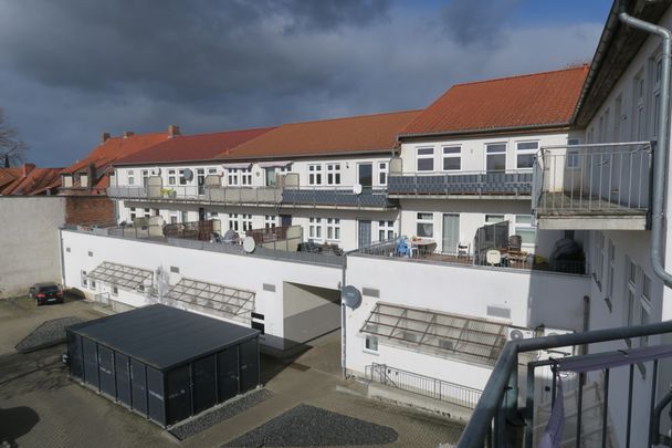 demnächst mit neuer Einbauküche: Dachgeschoßwohnung mit Balkon und Stellplatz - Photo 1