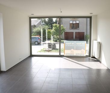 Gelijkvloers nieuwbouwappartement met twee slaapkamers - Photo 1