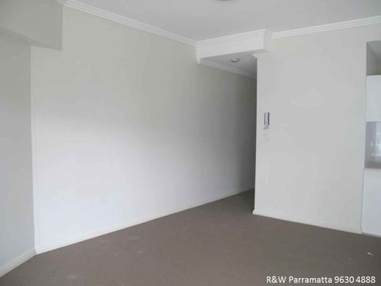 SPLIT-LEVEL 2 BEDROOM APARTMEN - Photo 1