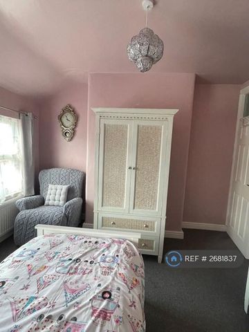 1 bedroom in a house share to rent - Photo 5