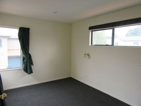 City – 3 bedroom/1 bath Inner City Townhouse, 2 x heat pumps, Single Garage - Photo 4