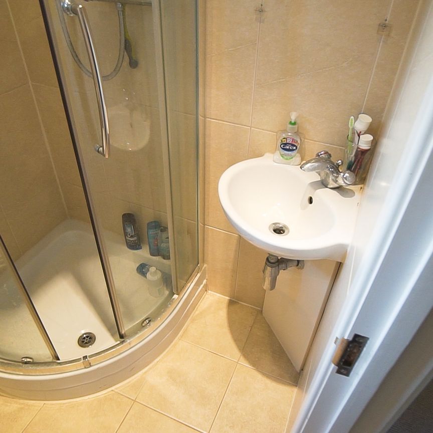 5 Bedroom House To Rent in Winton - £2,600 pcm Tenancy Info - Photo 1