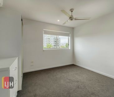 MASSIVE THREE BEDROOM UNIT WITH LIFT ACCESS & HUGE ENTERTAINERS DECK - Photo 5