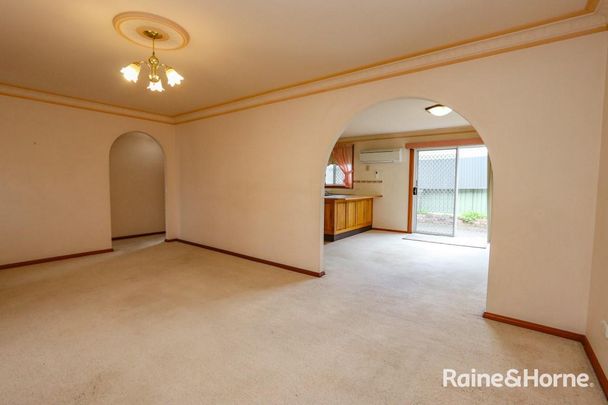 GREAT UNIT LOCATED IN CBD- Available 19/6/26 - Photo 1