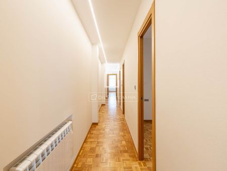 Excellent 4 Bedroom penthouse with 8m² terrace for rent in El Pla del Remei - Photo 2