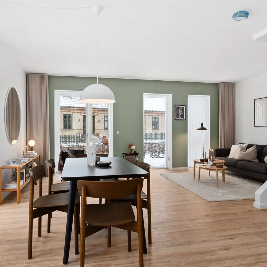 Stilfuldt rækkehus med moderne detaljer i Gistrup - Photo 1