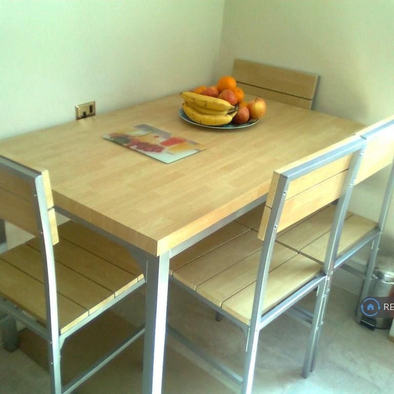 1 bedroom in a flat share to rent - Photo 1