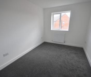 3 bedroom Semi-detached house To Let - Photo 5