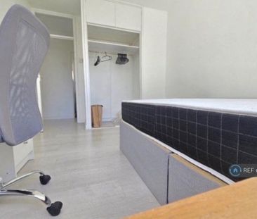 3 bedroom flat to rent - Photo 2