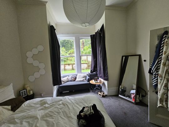 Spacious 6-Bedroom Family Home in Desirable Aro Valley, Wellington - Photo 1
