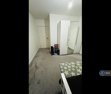 1 bedroom in a flat share to rent - Photo 5