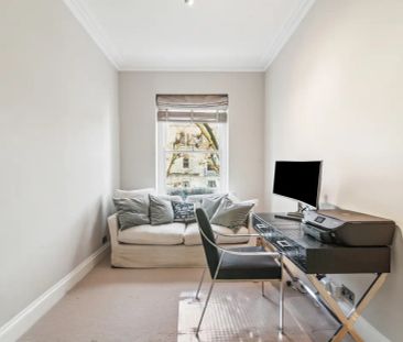 3 bedroom flat in London - Photo 1