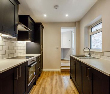 2 bedroom end of terrace house to rent - Photo 1